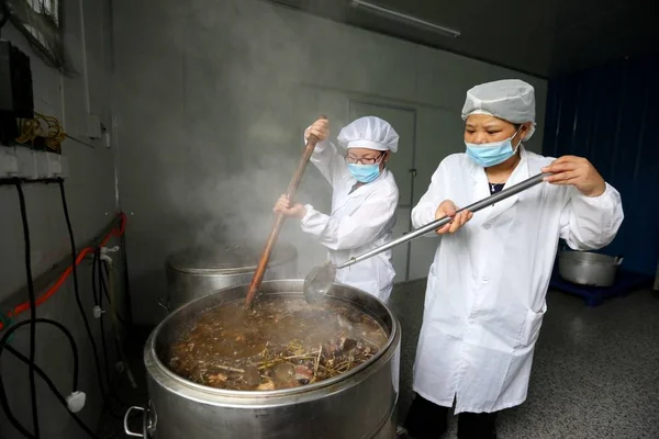 Chinesische Arbeiter Produzieren Suppe Für Luosifen Oder Reisnudeln Mit Flussschnecken — Stockfoto