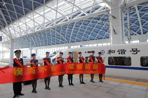 Participanții Pozează Fața Unui Tren Glonț Crh2 China Railway High — Fotografie, imagine de stoc