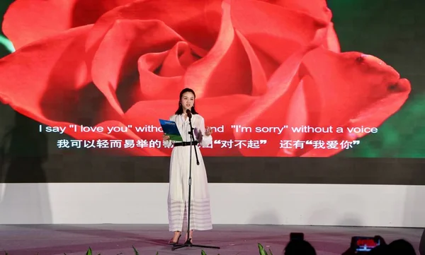 Κινέζα Ηθοποιός Tang Wei Φοιτά Κρασί Κόμμα Σχετικά Θέμα Φύση — Φωτογραφία Αρχείου