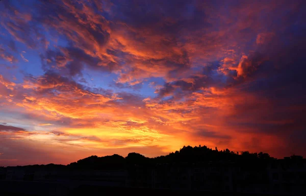 Vista Las Nubes Llamas Forma Fuego Cielo Atardecer Después Llover —  Fotos de Stock