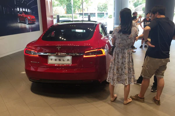 Clienti Guardano Auto Elettrica Model Negozio Distribuzione Tesla Nella Città — Foto Stock