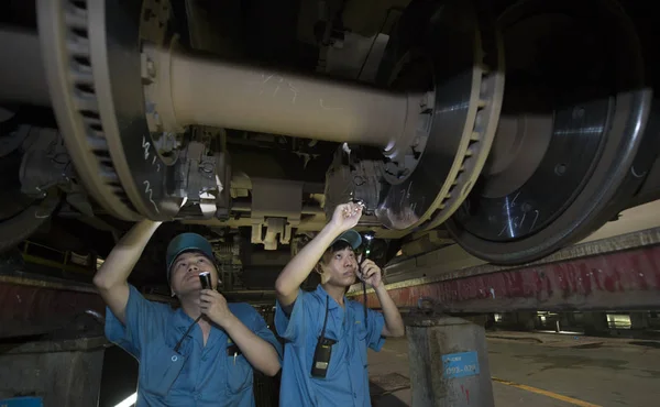 Китайские Рабочие Проверяют Скоростной Скоростной Поезд Crh China Railway High — стоковое фото