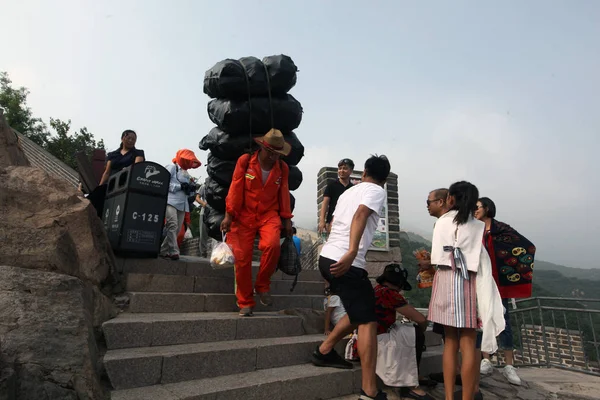 Trabalhadores Chineses Carregam Total Toneladas Lixo Seção Badaling Grande Muralha — Fotografia de Stock