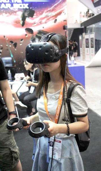 Носитель Устройства Htc Vive Virtual Reality Пробует Электронную Игру Выставке — стоковое фото