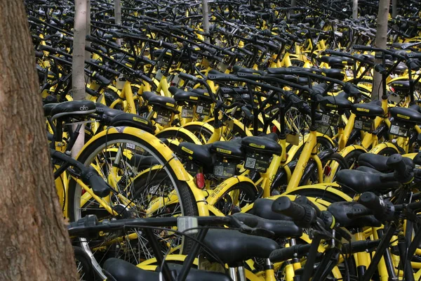 201年 月中央中国の河南省鄭州市鄭州の航空大学のキャンパスでグローブに中国自転車共有サービス クリンプハイトの自転車がロックされています — ストック写真