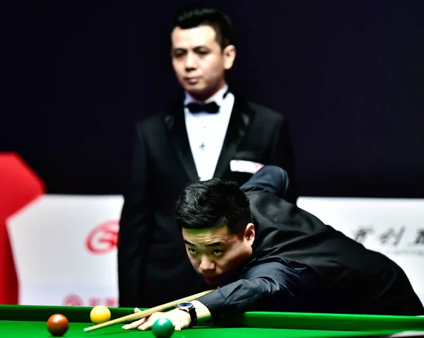 Ding Junhui Της Κίνας Παίζει Έναν Πυροβολισμό Paul Davison Της — Φωτογραφία Αρχείου