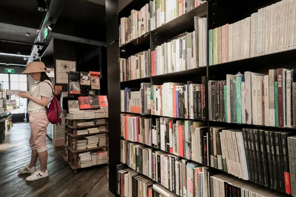 Een Bezoeker Leest Boeken Een Boekhandel Genaamd Mix Place Hengshan — Stockfoto