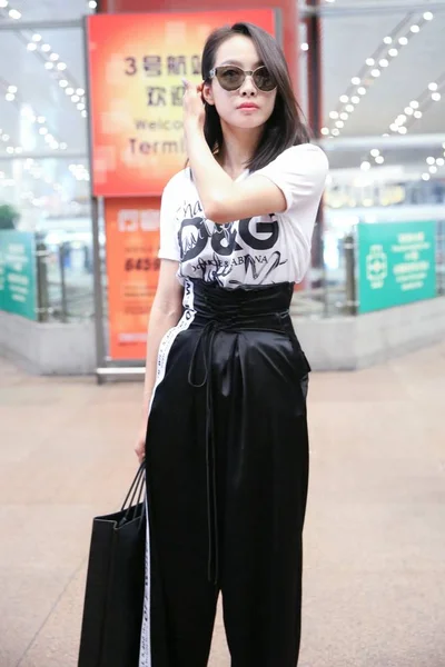 中国歌手兼女演员维多利亚 宋某或宋谦于2017年8月20日在中国北京首都国际机场合影 — 图库照片