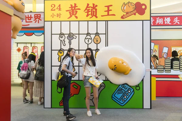2017年6月19日 Hellokitty 的开发商 Sanrio 在中国上海创作的 Gudetama 即懒蛋 卡通爱好者们自拍自拍 — 图库照片