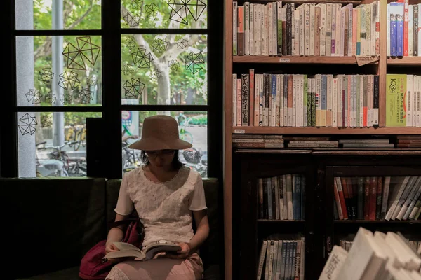 Visitor Reads Books Bookstore Called Mix Place Hengshan Road Shanghai — Stock Photo, Image