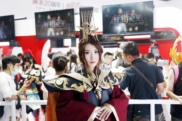 Showgirl Jelent Során China Digital Entertainment Expo Más Néven Chinajoy — Stock Fotó