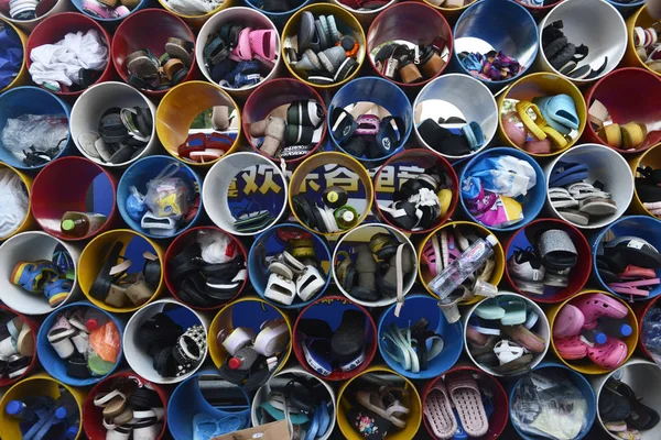 Обувь Китайских Отдыхающих Помещена Камеры Хранения Аквапарке Городе Ухань Провинция — стоковое фото