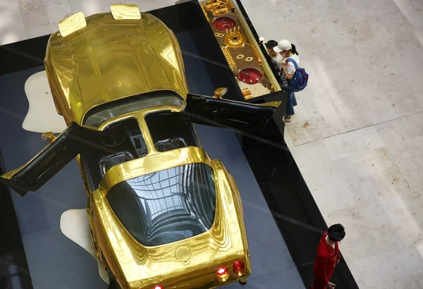 Pessoas Olham Para Carro Esporte Dourado Exibido Exposição Ordinary Becomes — Fotografia de Stock