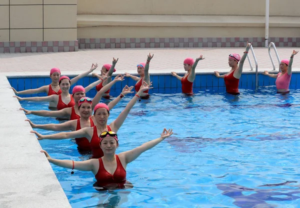 Chinesische Yoga Enthusiasten Badebekleidung Führen Yoga Einem Swimmingpool Zur Abkühlung — Stockfoto