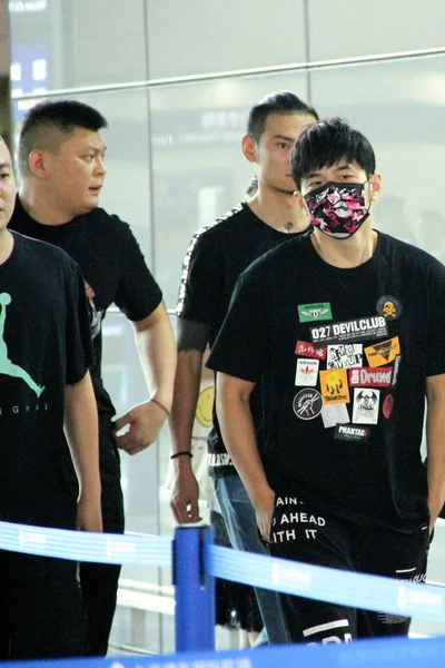Cântăreața Taiwaneză Jay Chou Dreapta Este Fotografiată Aeroportul Internațional Shanghai — Fotografie, imagine de stoc
