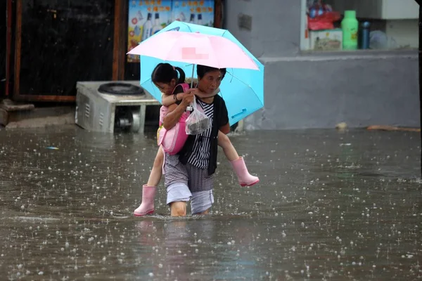 Local Residents Walk Flooded Road Caused Torrential Rain Shenyang City — Stock Photo, Image