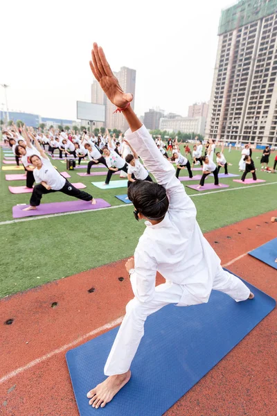 Les Passionnés Chinois Vêtus Blanc Exécutent Yoga Sous Les Instructions — Photo