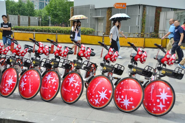 Minnie Maus Fahrräder Des Chinesischen Fahrradverleihdienstes Mobike Stehen Auf Einer — Stockfoto