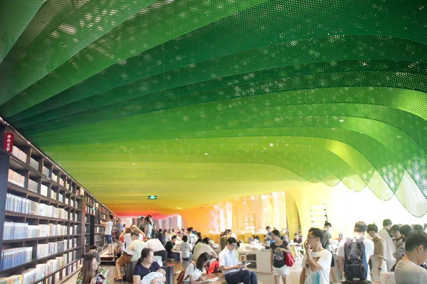 Les Visiteurs Lisent Des Livres Librairie Zhongshuge Dans Ville Suzhou — Photo