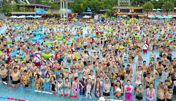 Китайские Отдыхающие Толпятся Бассейна Аквапарке Жаркий День Городе Гуанчжоу Провинция — стоковое фото
