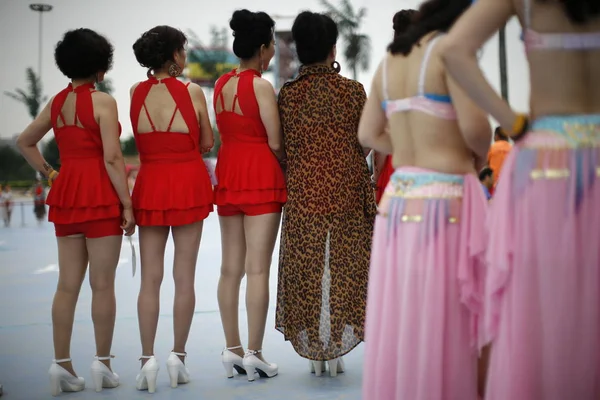 Mulheres Chinesas Idosas Vestidas Biquíni Posam Durante Concurso Biquíni Meia — Fotografia de Stock