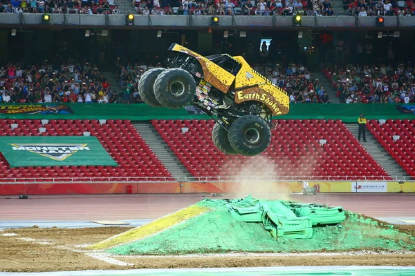 Bir Canavar Jam Kamyon Vahşi Stunts Canavar Jam 2017 Sırasında — Stok fotoğraf