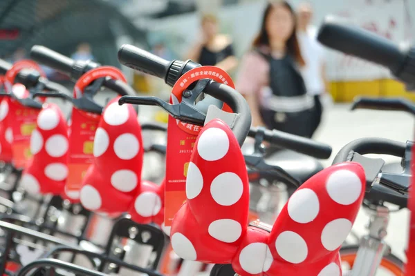 中国自転車共有サービス Mobike のミニー マウスをテーマにした自転車は 2017 上海で道路上に並んで — ストック写真