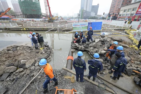 Trabajadores Chinos Reparan Una Tubería Agua Rota Lugar Del Accidente —  Fotos de Stock
