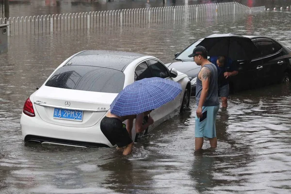 Τοπικοί Κάτοικοι Ελέγχουν Αυτοκίνητά Τους Πλημμυρισμένο Δρόμο Που Προκαλείται Από — Φωτογραφία Αρχείου