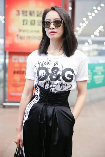 Chanteuse Actrice Chinoise Victoria Song Song Qian Est Photographiée Aéroport — Photo