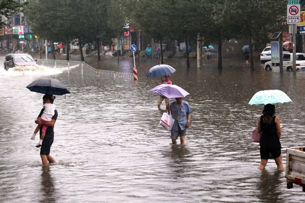 Lokalbefolkningen Översvämmad Väg Som Orsakas Skyfall Shenyang City Nordöstra Kinas — Stockfoto