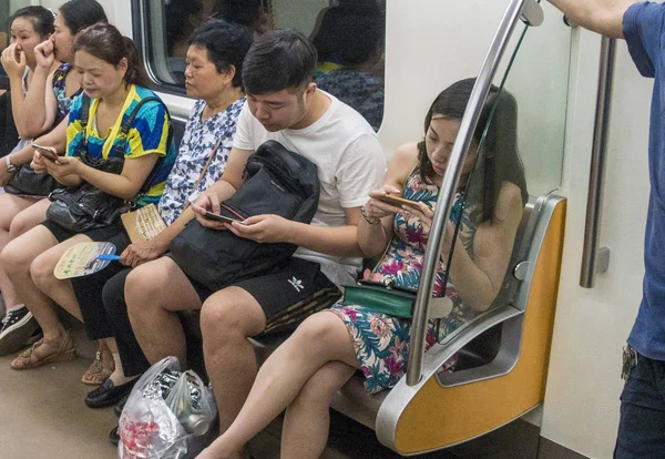 Passageiros Usam Seus Smartphones Para Navegar Internet Trem Metrô Cidade — Fotografia de Stock