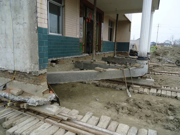 View Three Storey House Relocated Its Owner Make Way Construction — стоковое фото