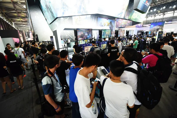 Los Visitantes Congregan Stand Netease Durante 15ª China Digital Entertainment —  Fotos de Stock