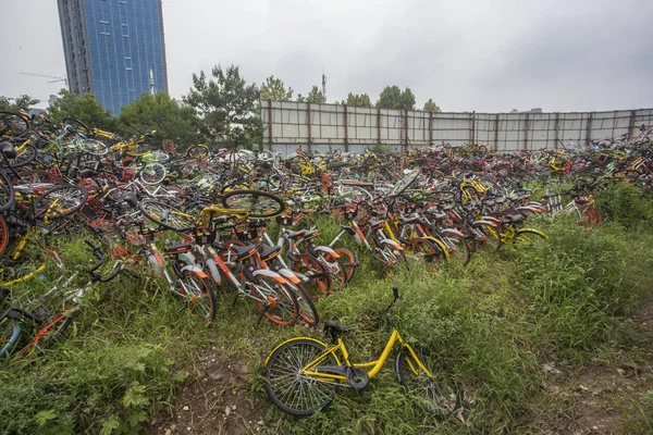 Χιλιάδες Ποδήλατα Κινεζική Ποδήλατο Διαμοιρασμού Υπηρεσιών Συσσωρεύονται Έναν Ανοιχτό Χώρο — Φωτογραφία Αρχείου