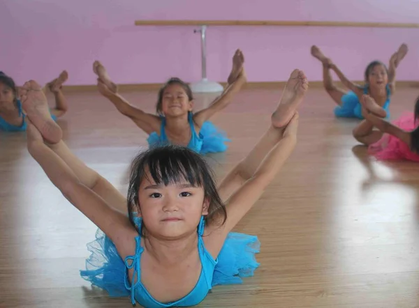 Chinesische Mädchen Besuchen Während Der Sommerferien Einen Tanzkurs Der Ostchinesischen — Stockfoto