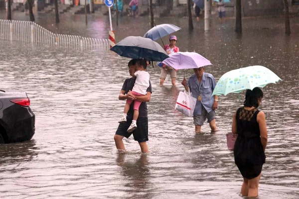 Местные Жители Идут Затопленной Дороге Вызванной Проливным Дождем Городе Шэньян — стоковое фото