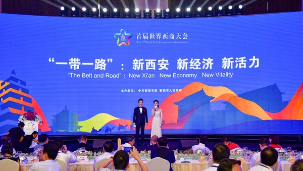 嘉宾出席2017年8月20日在中国陕西省西北部西安市举行的首届世界西安企业家大会 — 图库照片
