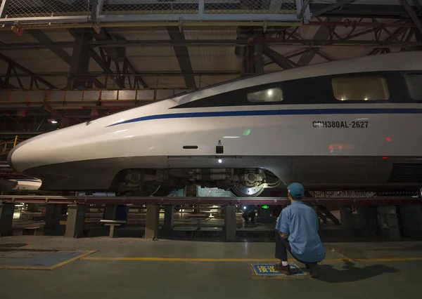 Trabajador Chino Comprueba Tren Bala Crh China Railway High Speed —  Fotos de Stock