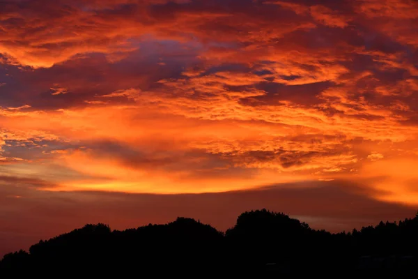 Vista Das Nuvens Flamejantes Forma Fogo Céu Pôr Sol Depois — Fotografia de Stock