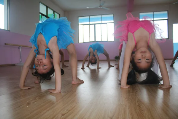 Des Filles Chinoises Assistent Cours Danse Pendant Les Vacances Été — Photo