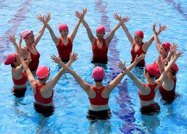 Chinese Yoga Enthusiasts Dressed Swimwear Perform Yoga Swimming Pool Cool — Stock Photo, Image