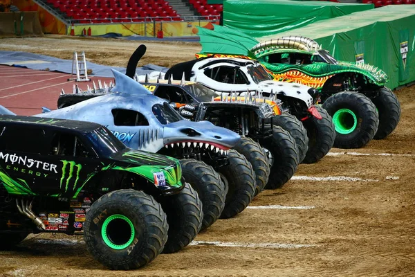 Monster Jam Truck Wykonuje Dzikich Akrobacje Podczas Monster Jam 2017 — Zdjęcie stockowe