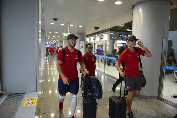 Гравці Тренерський Штаб Арсенал Зображені Після Прибуття Пекінський Міжнародний Аеропорт — стокове фото