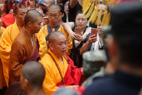 Shi Yongxin Centrum Opat Klasztoru Shaolin Jest Zdjęciu Podczas Pierwszego — Zdjęcie stockowe