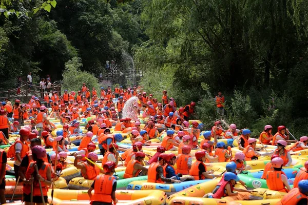 Turistas Que Escapam Calor Verão Por Canoagem Causam Engarrafamento Rio — Fotografia de Stock