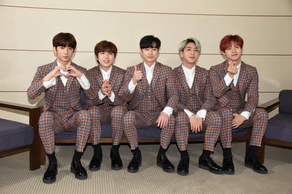Μέλη Της Ομάδας Της Νότιας Κορέας Αγόρι B1A4 Παρακολουθήσουν Συνέντευξη — Φωτογραφία Αρχείου