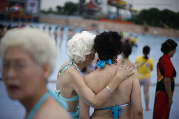 Mujeres Chinas Mayores Vestidas Bikini Posan Durante Concurso Bikini Mediana — Foto de Stock