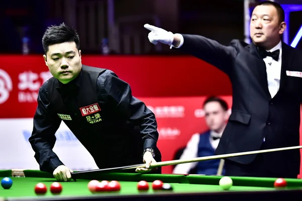 Ding Junhui China Considera Tiro Para Sean Sullivan Inglaterra Sua — Fotografia de Stock