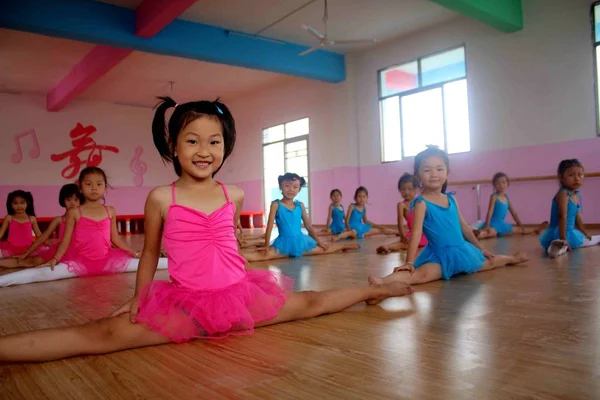 Chinesische Mädchen Besuchen Während Der Sommerferien Einen Tanzkurs Der Ostchinesischen — Stockfoto